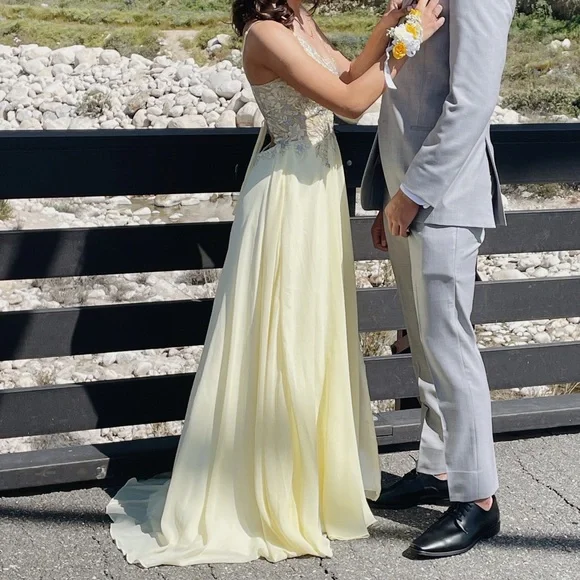 green emerald velvet dress A-Line Strapless Daffodil Yellow Chiffon Tiered Prom Dresses with Slit ARD3193 main image 1